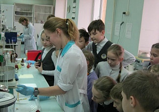 Школьники познакомились с профессией санитарного врача и лаборанта на экскурсии в Управлении Роспотербнадзора по Пермскому краю