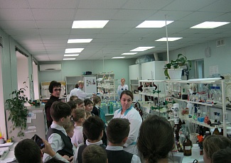 Школьники познакомились с профессией санитарного врача и лаборанта на экскурсии в Управлении Роспотербнадзора по Пермскому краю